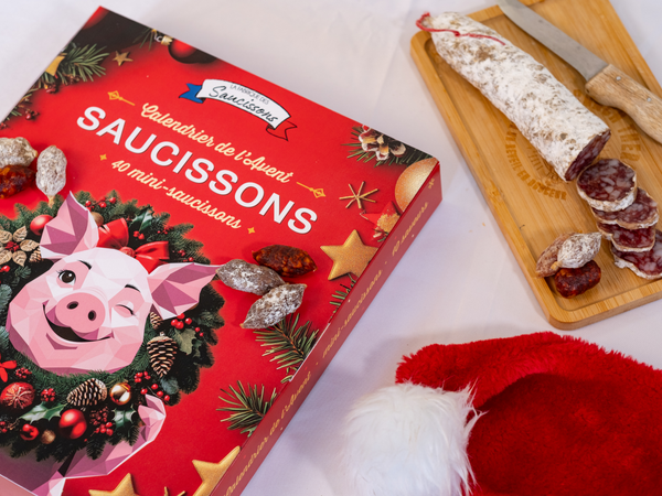 Calendrier de l'Avent Saucisson La Bande des Saucissons 2025 — packaging rouge festif avec cochon en couronne de Noël, 40 mini saucissons